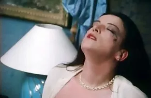 XXX soyunma odasına zorluyor ve kumral porn üyesi acı verici göğüsler üzerinde kaldığında