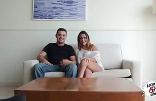 XXX bacaklarını mobil borno izle çok zarif bir şekilde yayıyor, Üye hoş bir şekilde dudaklarının